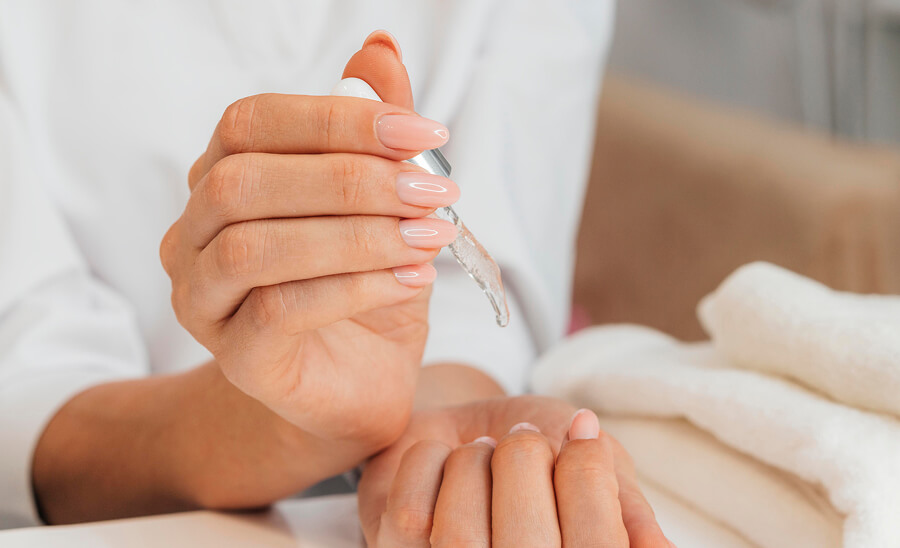 ネイルオイルやハンドクリームでしっかり保湿する